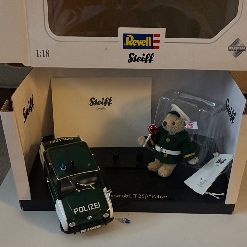 Revell Steiff Green 'Polizei' Toy Car & Bear Set - Picture 3 of 15